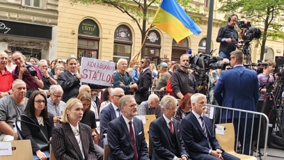 FOTO: Politici a v závěsu další účastníci pietní akce.