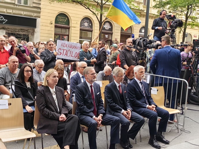 FOTO: Politici a v závěsu další účastníci pietní akce. – stránka 30