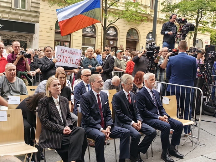 FOTO: Nejvyšší politici. – stránka 29