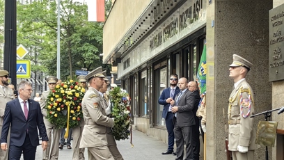 FOTO: Došlo ke kladení věnců.