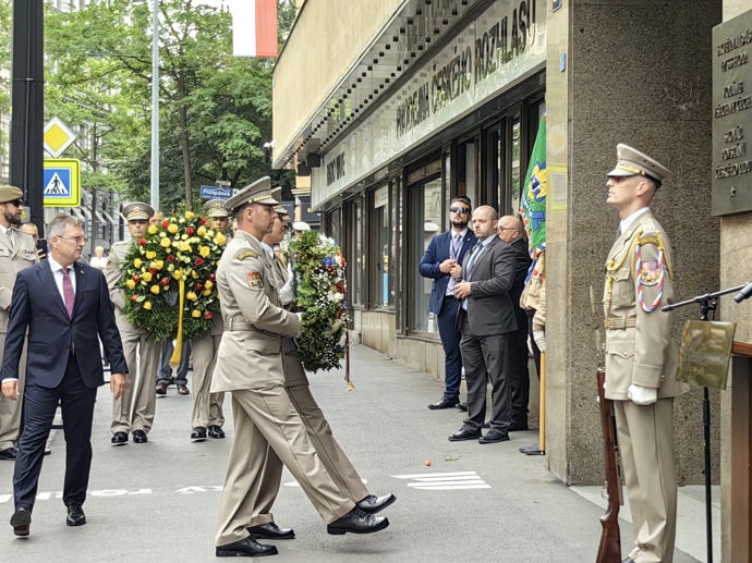 FOTO: Došlo ke kladení věnců. – stránka 32