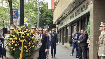 FOTO: Pokládání věnců před rozhlasem.