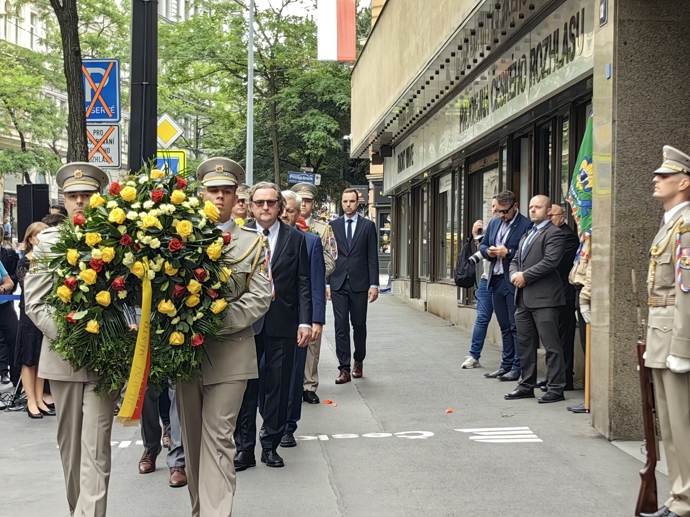 FOTO: Pokládání věnců před rozhlasem. – stránka 33