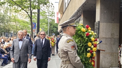 FOTO: Primátor před rozhlasem.