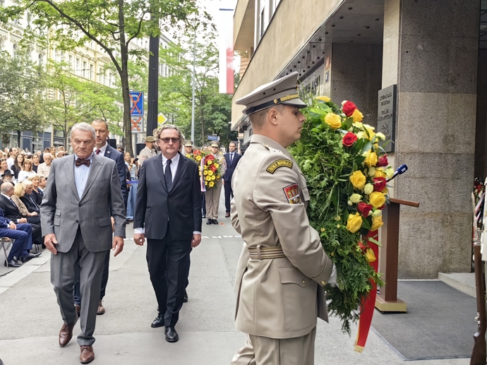 FOTO: Primátor před rozhlasem. – stránka 35