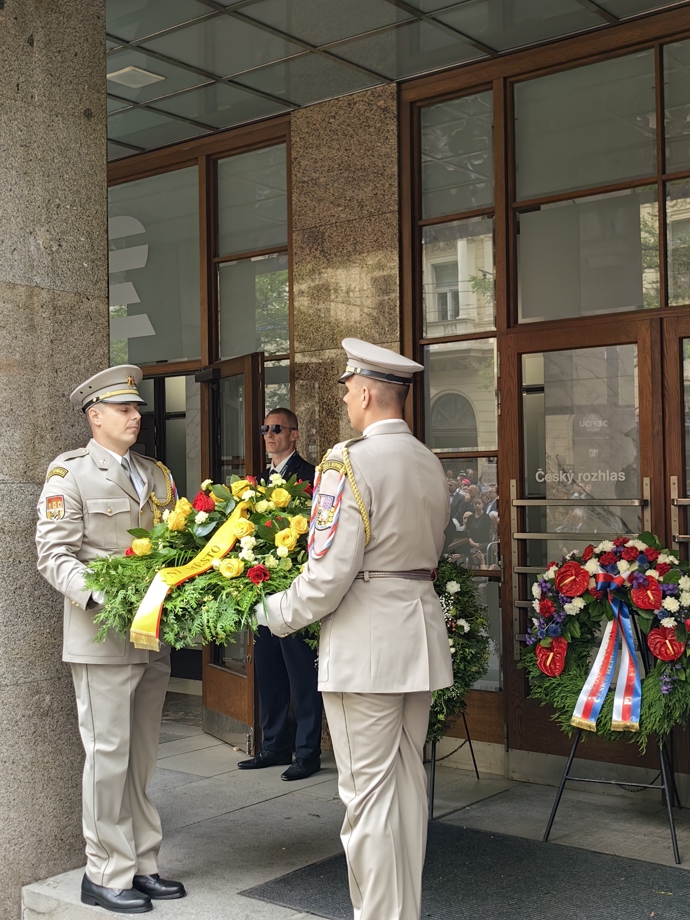 FOTO: Na místě se pokládaly věnce. – stránka 34