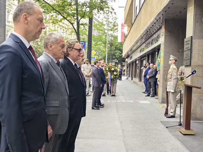 FOTO: Nastoupení politici. – stránka 37