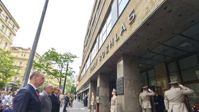 FOTO: Pieta před budovou rozhlasu.