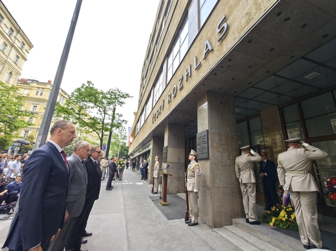 FOTO: Pieta před budovou rozhlasu. – stránka 36