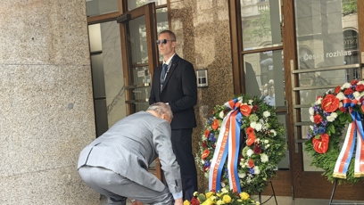 FOTO: Kladení věnců.
