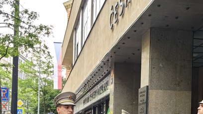 FOTO: Čestná stráž před rozhlasem.