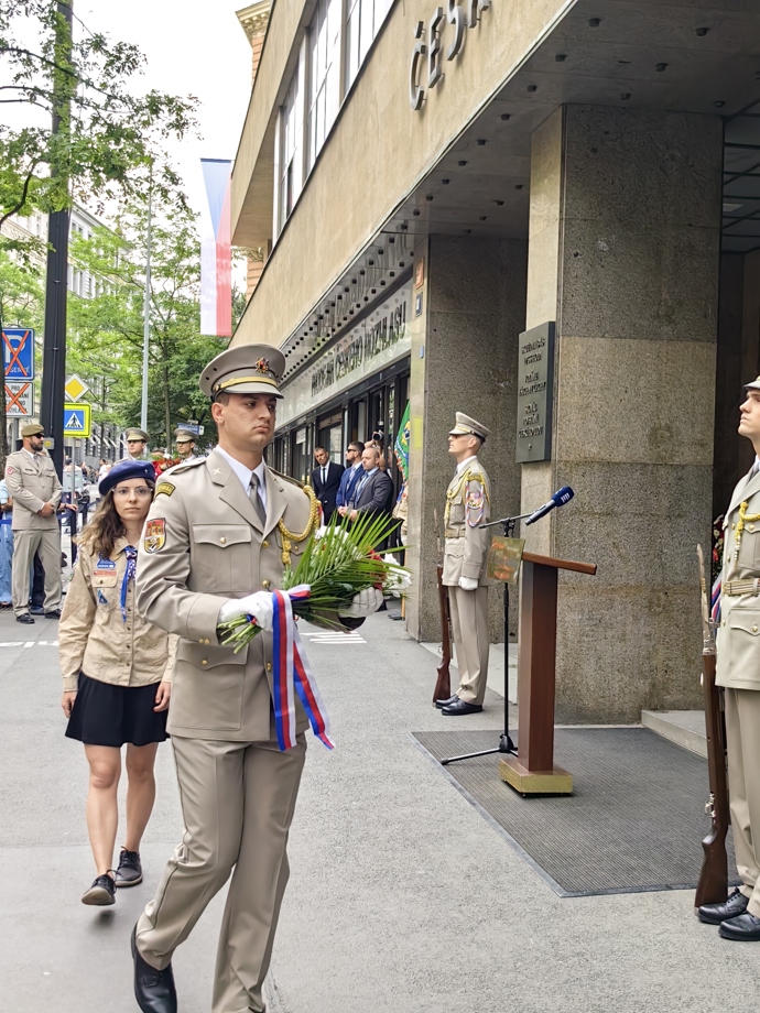FOTO: Čestná stráž před rozhlasem. – stránka 44