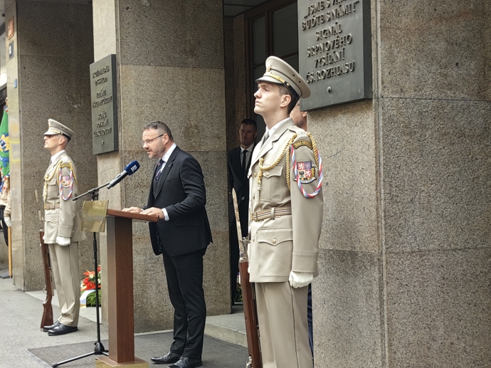 FOTO: Vzpomínková akce před rozhlasem. – stránka 47