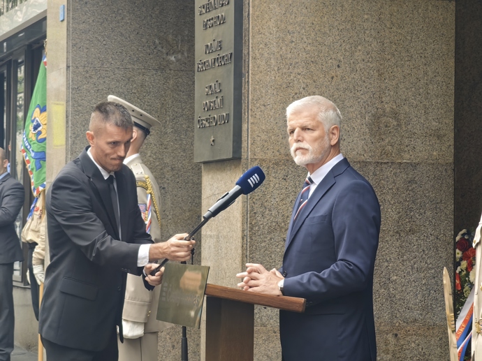FOTO: Petr Pavel před rozhlasem. – stránka 3