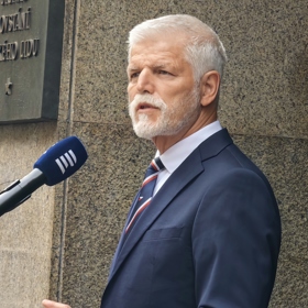 Petr Pavel před rozhlasem.