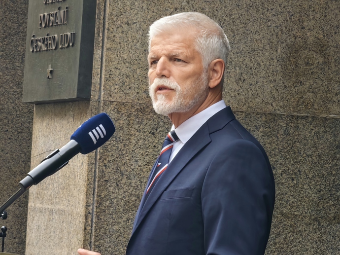FOTO: Petr Pavel před rozhlasem. – stránka 2