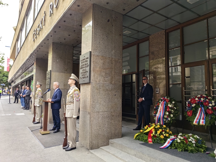 FOTO: Před rozhlasem byla nastoupená čestná stráž. – stránka 57