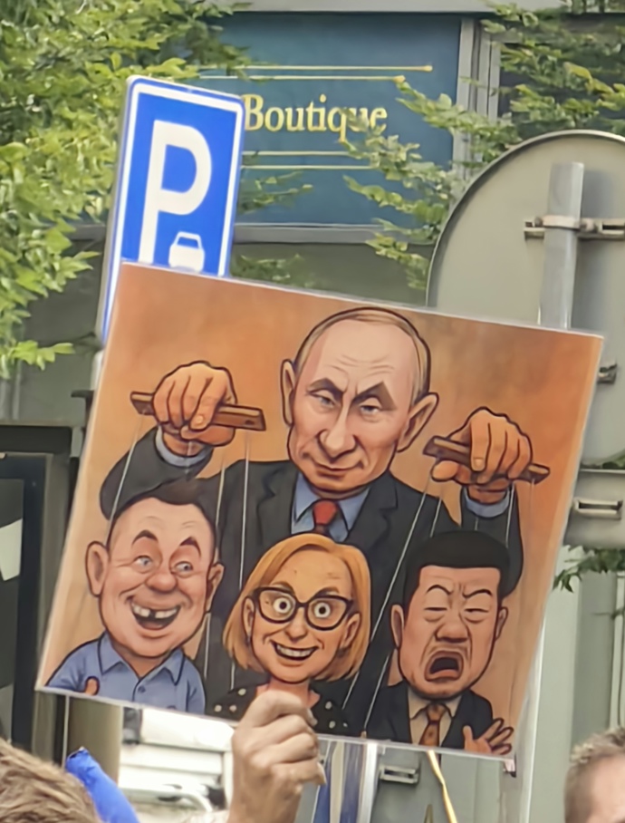 FOTO: Lidé si přinesli transparenty proti některým politikům. – stránka 45