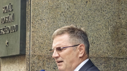 FOTO: Projevy před budovou rozhlasu.