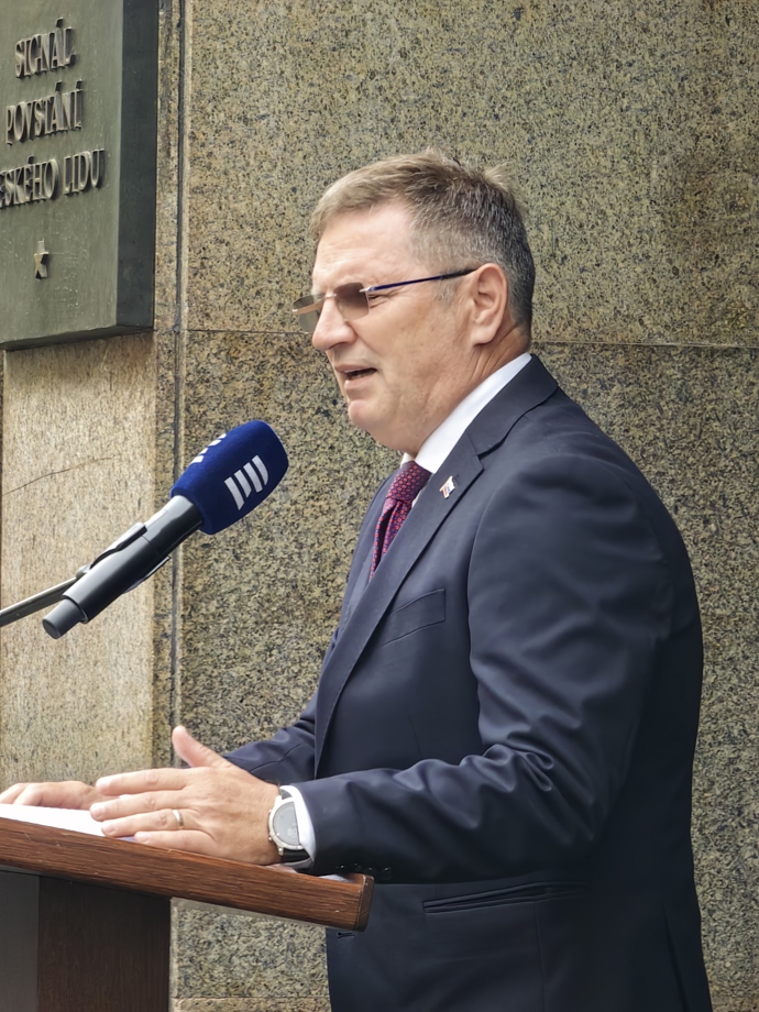 FOTO: Projevy před budovou rozhlasu. – stránka 59