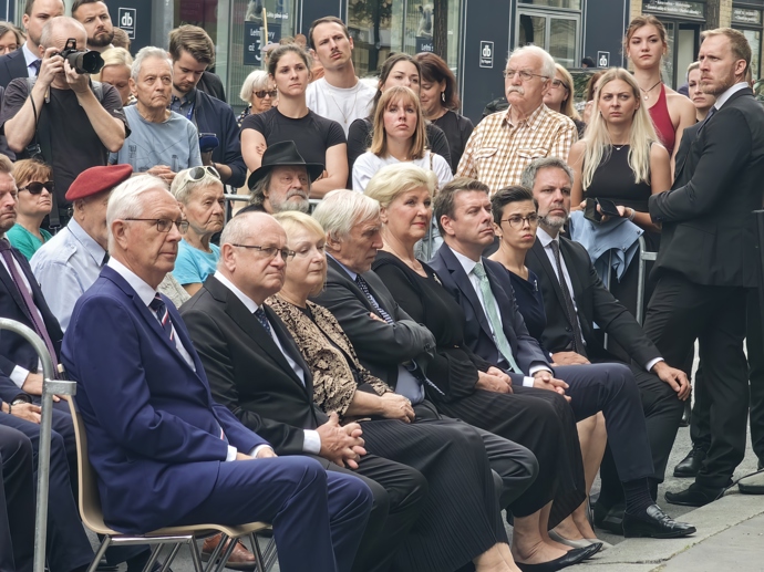 FOTO: Politici na setkání 21. srpna. – stránka 61