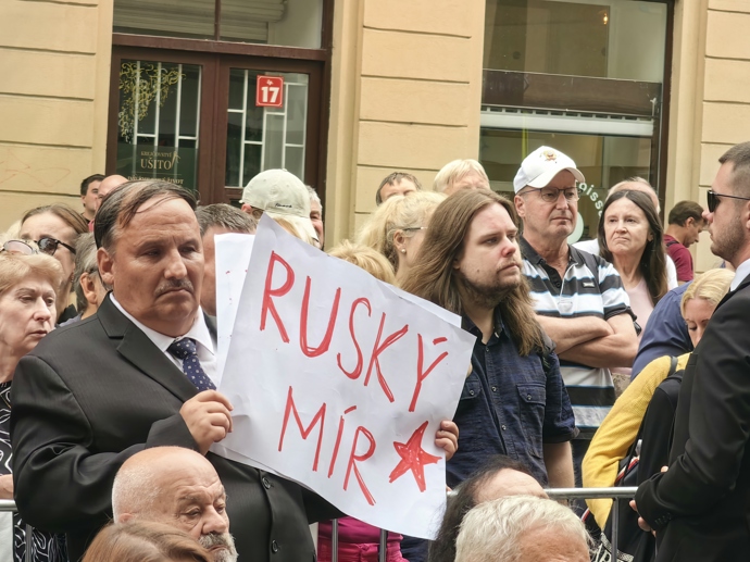 FOTO: Lidé vyjadřovali jasné postoje. – stránka 60