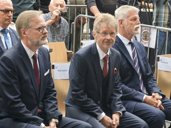 FOTO: Šéf Senátu Miloš Vystrčil,  předseda vlády Petr Fiala a prezident Petr Pavel. – stránka 5