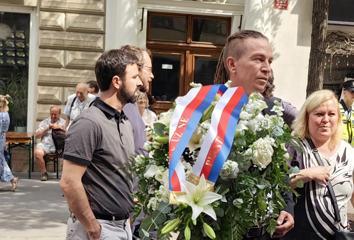 FOTO: Ivan Bartoš s věncem. – stránka 56