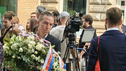 FOTO: Ivan Bartoš před rozhlasem.