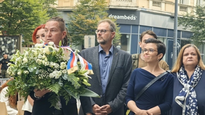 FOTO: Na pietní akci dorazili také zástupci Pirátů.