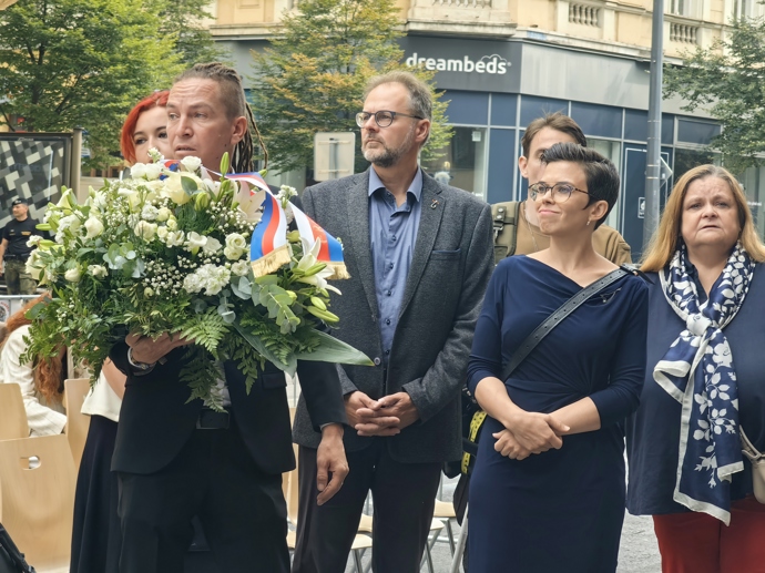 FOTO: Na pietní akci dorazili také zástupci Pirátů. – stránka 73