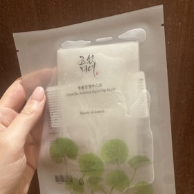 Redaktorka Lifee Monika vyzkoušela zklidňující pleťovou masku Centella Asiatica Calming Mask od Beauty of Joseon. Seženete ji v běžných drogeriích za 69 Kč.