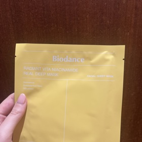 Redaktorku Lifee oslovila i maska Radiant Vita Niacinamide Real Deep Mask od Biodance, kterou v drogerii pořídíte za 129 Kč. Na aplikaci si ale musíte vyhradit víc času.