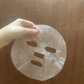 Monika byla s účinky masky spokojená. Pozor ale na papírovou vrstvu, která ji chrání. Když ji nesundáte, maska vám nemůže k obličeji dokonale přilnout.