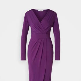 Šaty v podobném odstínu, jaký vynesla Zuzana Bubílková, seženete třeba u WAL G. za 1 250 Kč.