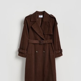 Manšestrový trenčkot s páskem seženete i čokoládově hnědé, a to u značky, Reserved za 2599 Kč.