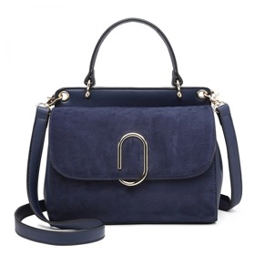 Herečce nechyběly ani další stylové doplňky, jako třeba semišová námořnicky modrá crossbody kabelka. Tento kousek od značky Miss Lulu stojí 699 Kč.