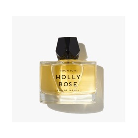 Niche parfém Hollyrose od Room1015 stojí na základech toskánské růže. Její vůně se prolíná s pačuli, růží absolute, orchidejí, černým pepřem i černým rybízem. Vůně, která je poctou módním ikonám a múzám rockerů ze 70. let, se prodává za 750 Kč