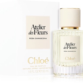 Parfémovaná voda Atelier des Fleurs Rosa Damascena od Chloé přináší neotřelou esenci růže. Místo okvětních lístků zvýrazňuje její zelené části a připomíná, že růže není jen řezanou květinou na ozdobu, ale součástí celého keře – živou, svěží a lehce medově nasládlou. Zelený charakter růže působí jiskřivě, přirozeně a zároveň si uchovává jemnost a smyslnost. Parfém stojí 3 159 Kč.