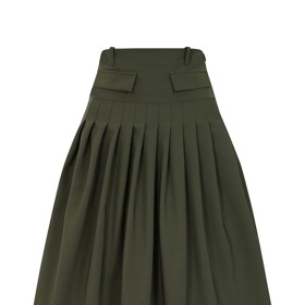 Sukně Anne Hathaway kombinovala něžnost plisování se sportovním nádechem kapes v cargo stylu. Podobně je na tom tento model od značky HotSquash za 2 065 Kč.