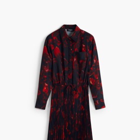 Zpěvačka Marie Rottrová oblékla červené šaty s černým potiskem, ale vy klidně můžete zvolit opačnou variantu. Tento černý košilový model s červeným potiskem a plisovanou sukní prodává značka Desigual za 3 699 Kč.