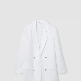 Bílé oversize sako dodalo Ivinu looku byznysový šmrnc. Tento otevřený model s knoflíky najdete u značky Terranova. Stojí 1 099 Kč.