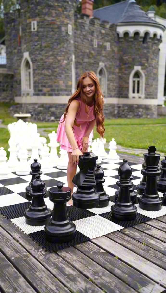 FOTO: Modelka Iveta Kindlmanová na hradě Kunzov. – stránka 12