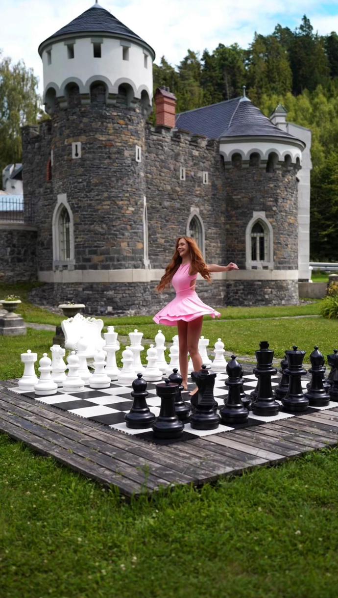 FOTO: Modelka Iveta Kindlmanová si návštěvu Kunzova užívala. – stránka 11