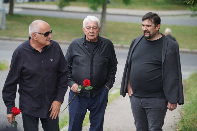 FOTO: Miloš Schmiedberger, Jiří Krampol a Tomáš Magnusek na jednom z pohřbů. – stránka 7