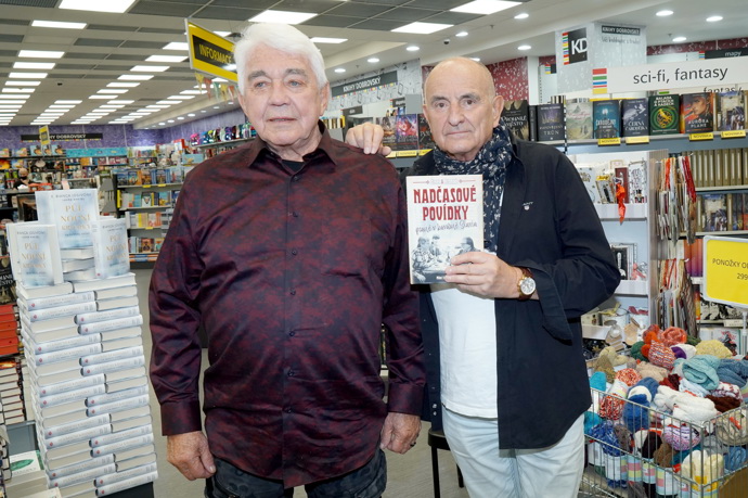 FOTO: Jiří Krampol a Miloš Schmiedberger na křtu jedné z knih. – stránka 4