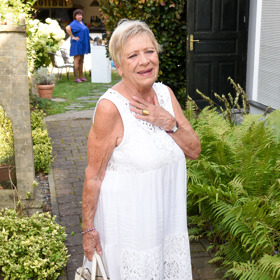 Jaroslava Obermaierová se omladila sněhobílými šaty s krajkou a výšivkou, ke kterým barevně sladila také kabelku a sandálky. 