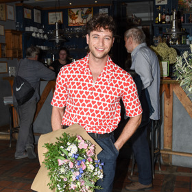 Milan Peroutka mezi ostatními vynikal veselou košilí s červenými srdíčky, ke kraťasům nazul bílé tenisky. 