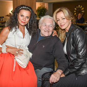 Antonín Hardt je energický a společenský i ve svých letech a rád vyráží do společnosti. Na snímku s kolegyněmi Kateřinou Brožovou a Vandou Konečnou.