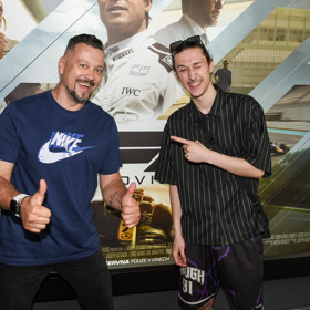 Alex říká, že jablko nepadlo daleko od stromu. 